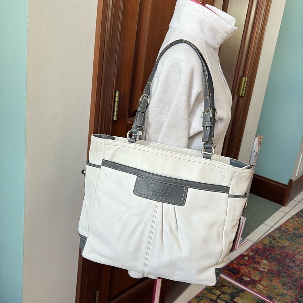 Coach F14673  Soho gallery Tote vintage  shoulder bag   Leather white/ deep gray - Picture 7 of 17